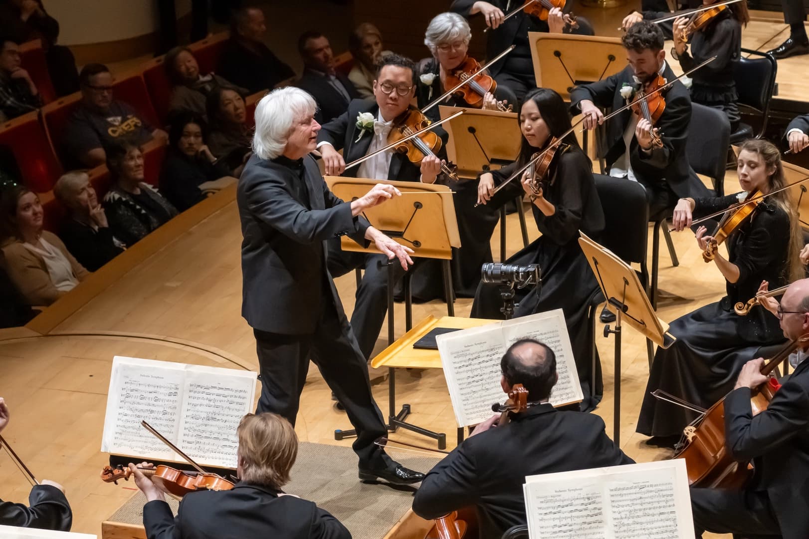 Carl St. Clair conducts the Pacific Symphony